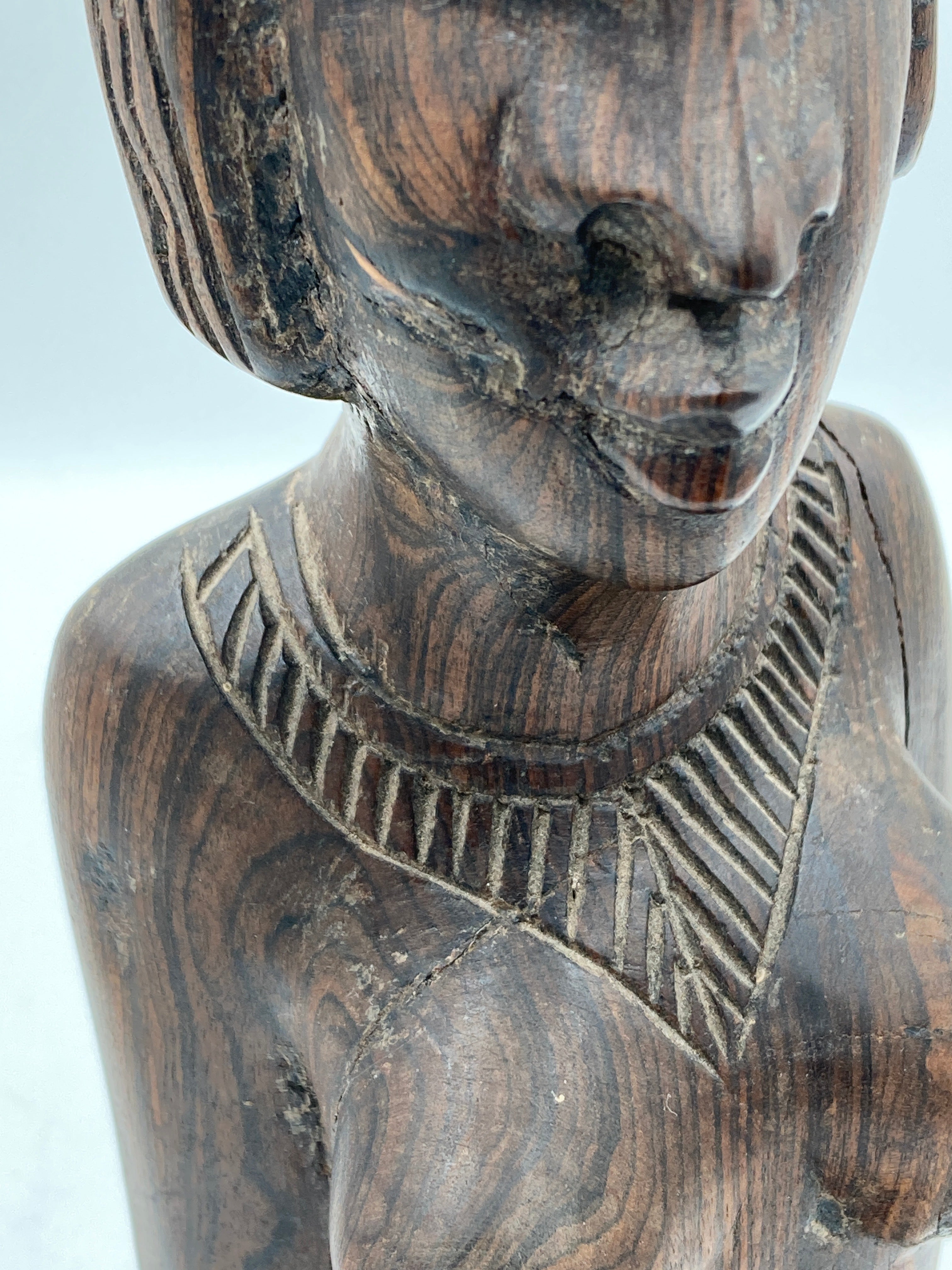 Siddende kvinde (træ figur)